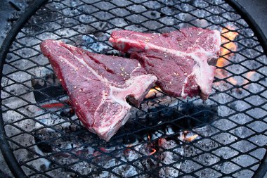 Yanan ızgarada ızgara biftek. Yukarıdan görüntüle 