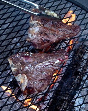 Yanan ızgarada ızgara biftek. Yukarıdan görüntüle 