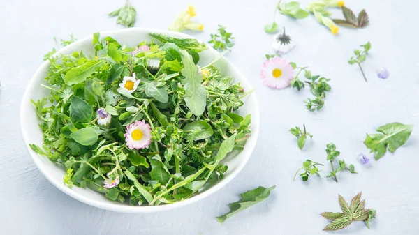 Gemischte Salatblätter Mit Essbaren Blumen Gesundes Essen Bild Mit Kopierraum — Stockfoto