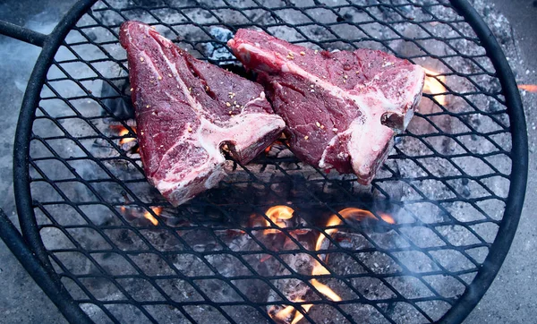 Grilling Beef Steaks Flaming Grill View — Stock Photo, Image