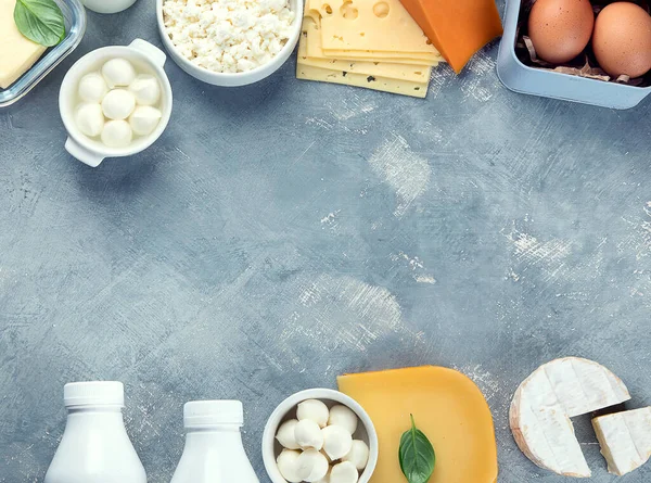 Verschiedene Arten Von Milchprodukten Auf Grauem Hintergrund Draufsicht Mit Kopierraum — Stockfoto