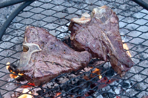 Grilling Beef Steaks Flaming Grill View — Stock Photo, Image