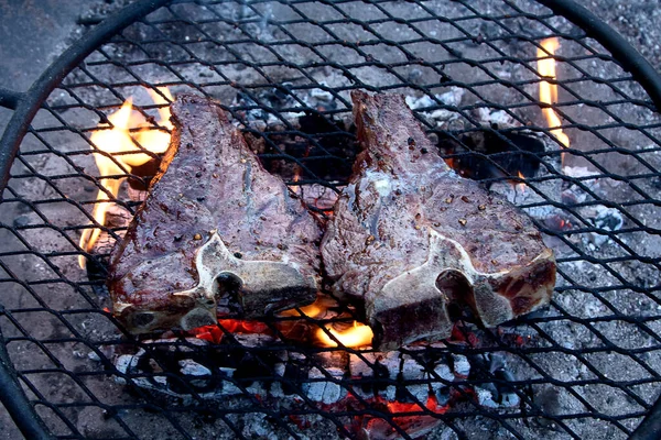 Asar Filetes Ternera Parrilla Llamas Vista Desde Arriba — Foto de Stock