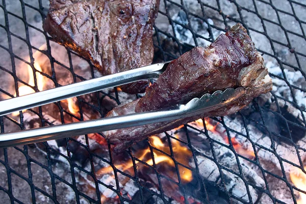 Biefstuk Grillen Brandende Grill Uitzicht Van Bovenaf — Stockfoto