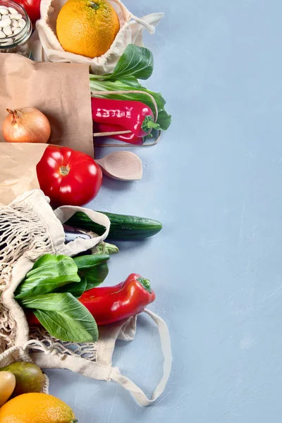有機果物や野菜と環境に優しい天然バッグ 廃棄物ゼロ プラスチックフリーコンセプト コピースペース付きのトップビュー — ストック写真
