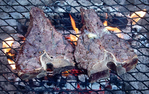 在火烤架上烤牛肉蒸肉 从上面看 — 图库照片