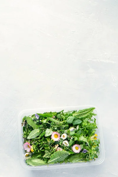 Feuilles Salade Mélangées Avec Des Fleurs Comestibles Concept Alimentation Saine — Photo