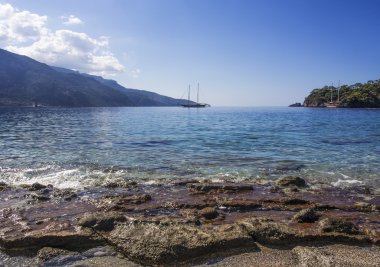 Yelken gemi ile deniz manzarası