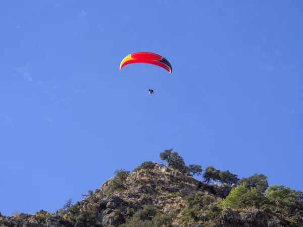 Turistické hraje paragliding — Stock fotografie