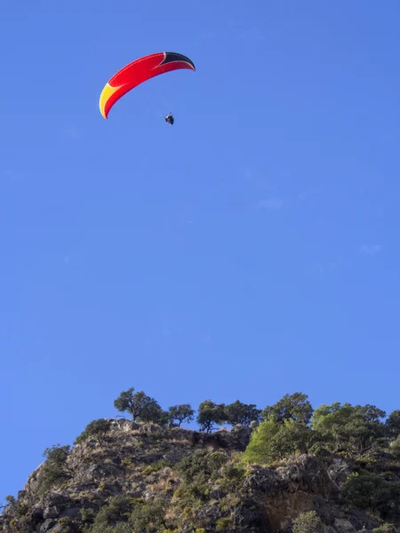 Yamaç paraşütü oynarken turizm — Stok fotoğraf