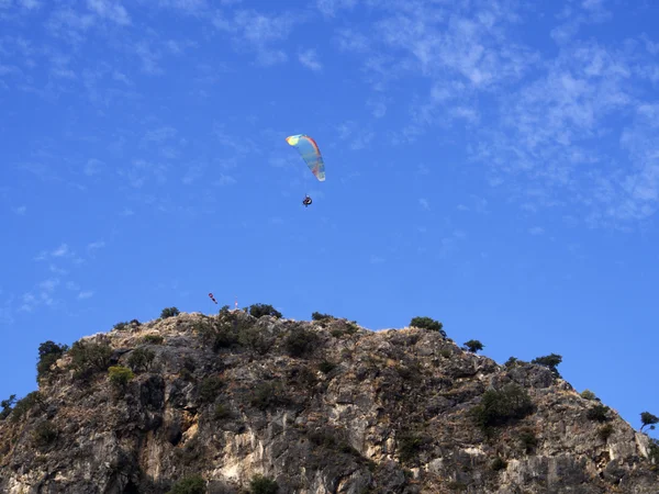 Turistické hraje paragliding — Stock fotografie