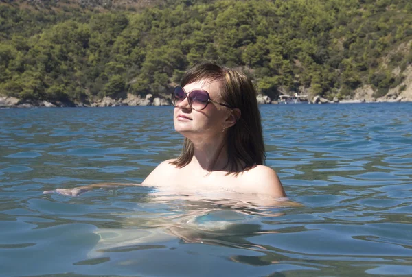 Femme nageant dans la mer — Photo