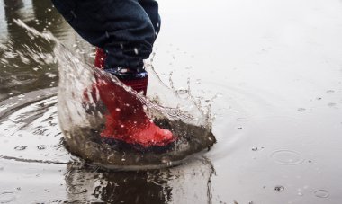 Kırmızı lastik botlarla evlat 