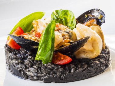 Siyah pirinç kalamar, kalamar mürekkebi, karides, istiridye ve zeytin yağı ile