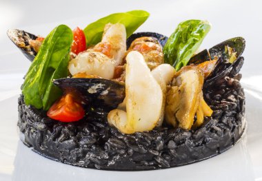 Siyah pirinç kalamar, kalamar mürekkebi, karides, istiridye ve zeytin yağı ile