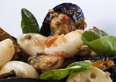 Siyah pirinç kalamar, kalamar mürekkebi, karides, istiridye ve zeytin yağı ile