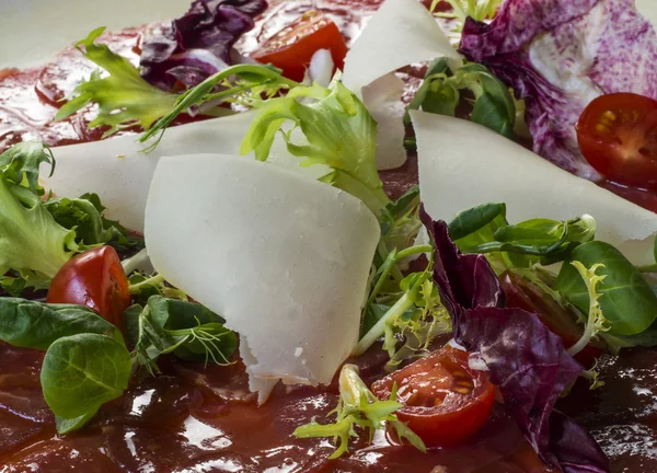 М'ясо Карпаччо з салатом — стокове фото