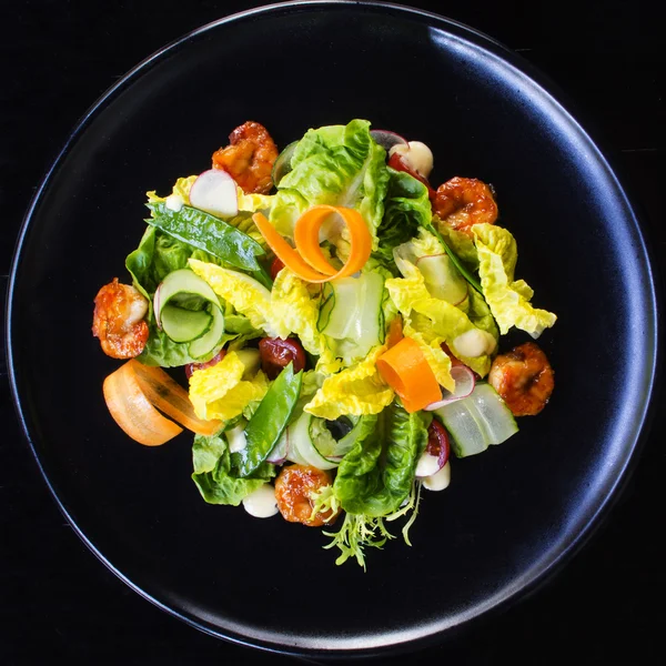 Salada com camarões fritos — Fotografia de Stock