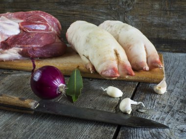 çiğ domuz şaft ve ayaklar