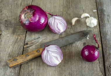 çiğ kırmızı soğan ve garlick