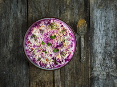 Bir kürk manto altında ringa balığı, salata tuzlu ringa balığı fileto yaptı.