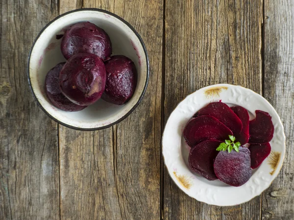 Boiled beets in enameled metal bowl — ストック写真