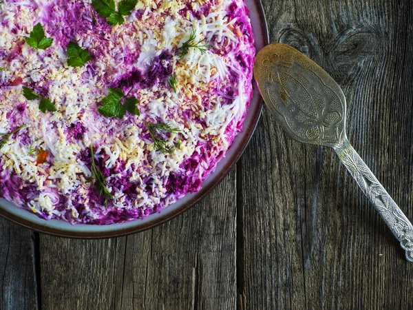 Hering unter dem Pelzmantel, ein Salat aus gesalzenem Heringsfilet — Stockfoto