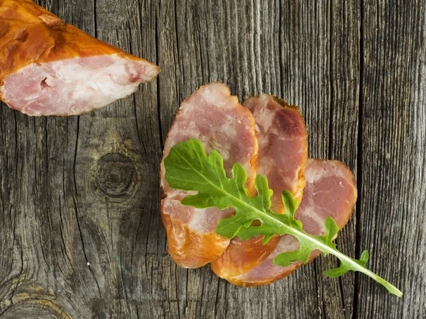 Délicieuses saucisses sur la table — Photo