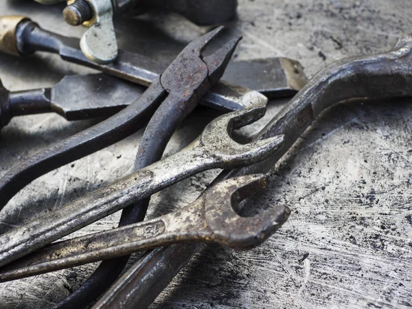 Oude roestige kleine gereedschappen — Stockfoto