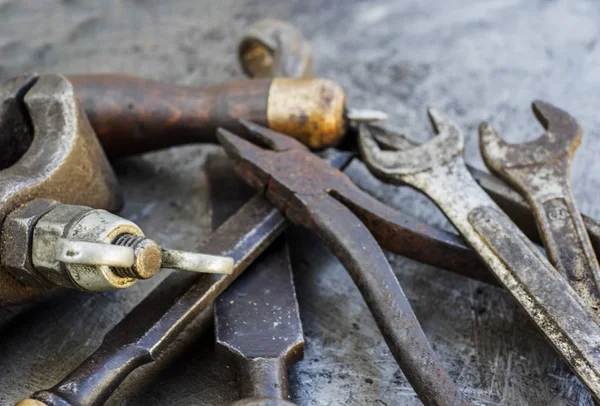 Старые ржавые маленькие инструменты — стоковое фото