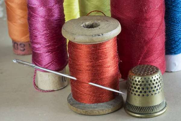 Швейные наперстки, боббинсы и иглы — стоковое фото