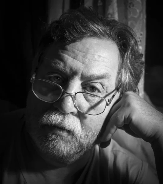 Retrato de un triste hombre adulto con bigote gris — Foto de Stock