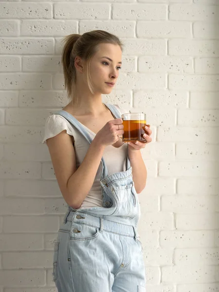 Jonge Kaukasische vrouw drinken tea — Stockfoto