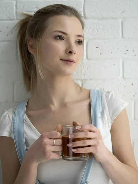 Çay içme genç Kafkas kadın — Stok fotoğraf