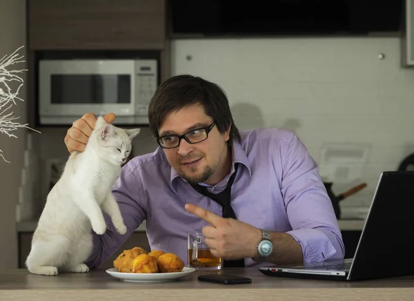 Joven fetichista y gato — Foto de Stock