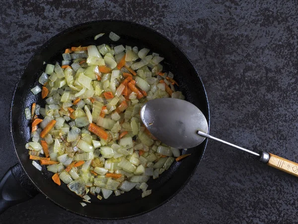 Тушкована морква і цибуля на сковороді — стокове фото