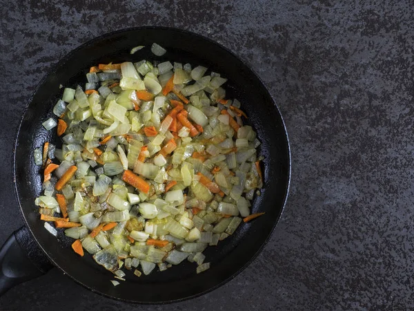Тушкована морква і цибуля на сковороді — стокове фото