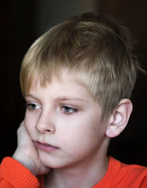 Расстроенный кавказский мальчик — стоковое фото