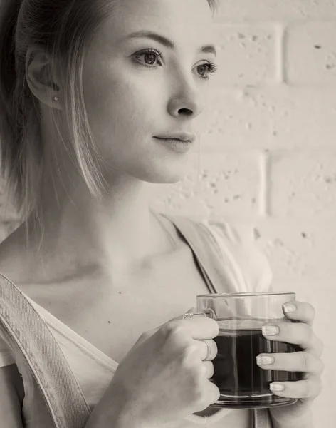 Çay içme genç Kafkas kadın — Stok fotoğraf