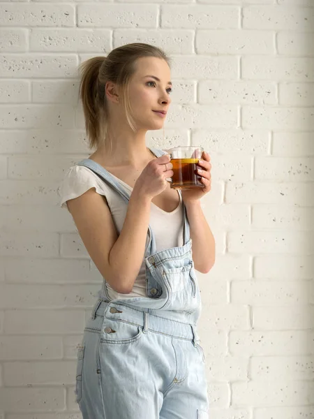 Jonge Kaukasische vrouw drinken tea — Stockfoto