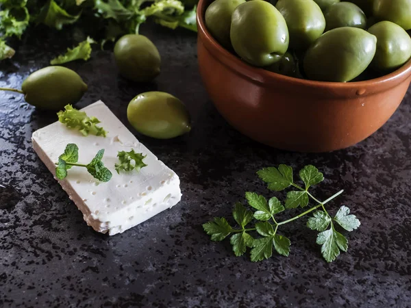 Feta-Käse mit Oliven und grünen Kräutern — Stockfoto