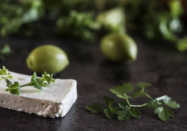 Feta-Käse mit Oliven und grünen Kräutern — Stockfoto