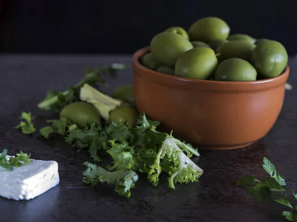 Ser feta, oliwki i zielony zioła — Zdjęcie stockowe