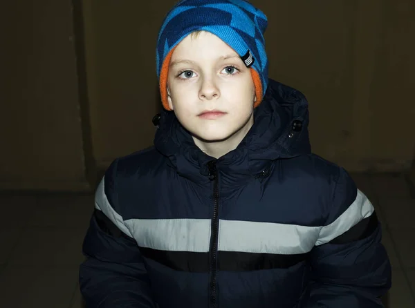 Мальчик в зимней куртке — стоковое фото