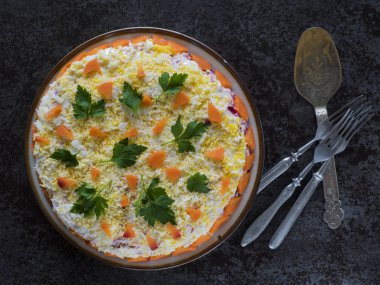 bir kürk manto altında ringa balığı