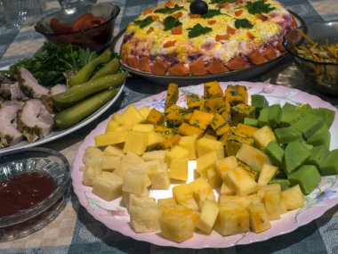 Yemekleri et ve peynir ile