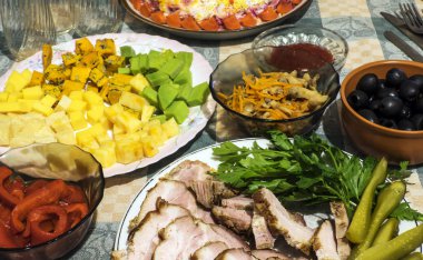 Yemekleri et ve peynir ile