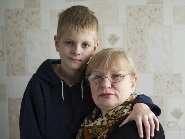 Grand-mère avec petit-fils — Photo