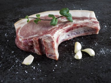 Çiğ domuz pirzolası