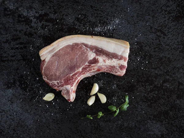 Çiğ domuz pirzolası — Stok fotoğraf